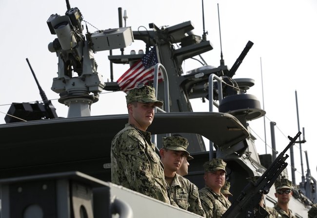 Военнослужащие ВМС США на борту американского военного корабля в Манаме, Бахрейн