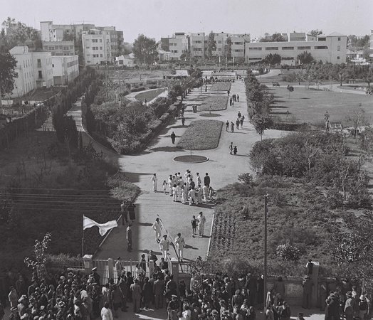 На фото: открытие Ган Меир, 1944 год