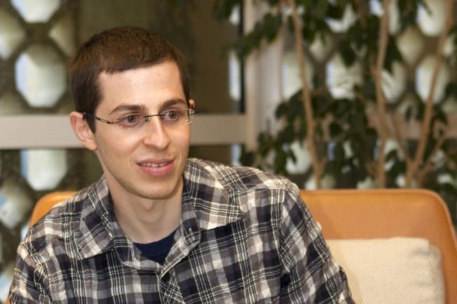 Гилад Шалит после освобождения из плена ХАМАС, 2012 год