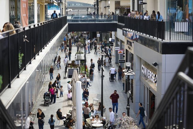 Посетители торгового центра BIG Fashion в Глилот