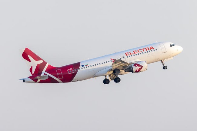 Самолет Electra Airways в небе