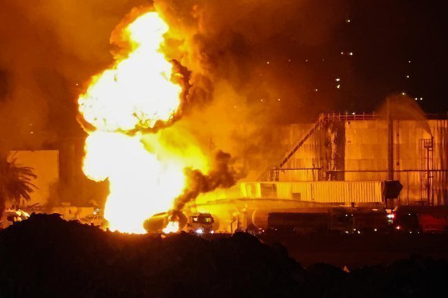 Пожар на НПЗ «Базан» в результате иранского ракетного обстрела.