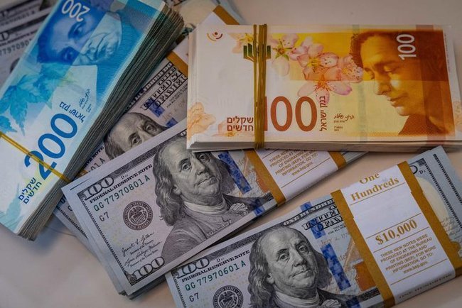 Иллюстрация банкнот номиналом 100 долларов США, а также 100 и 200 шекелей