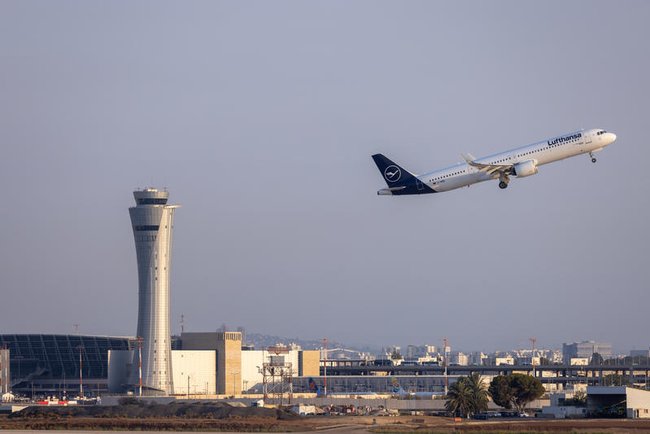 Самолет Lufthansa взлетает в международном аэропорту Бен-Гурион