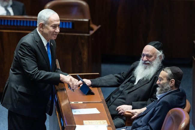 Биньямин Нетаниягу, Моше Гафни и Ицхак Гольдкнопф на пленарном заседании Кнессета 1 июля 2026 года.