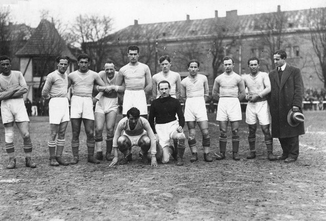 Еврейская футбольная команда «Хасмонея» (Львов) в 1933 году.
