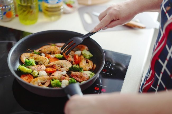 Приготовление блюда из овощей и креветок на домашней кухне