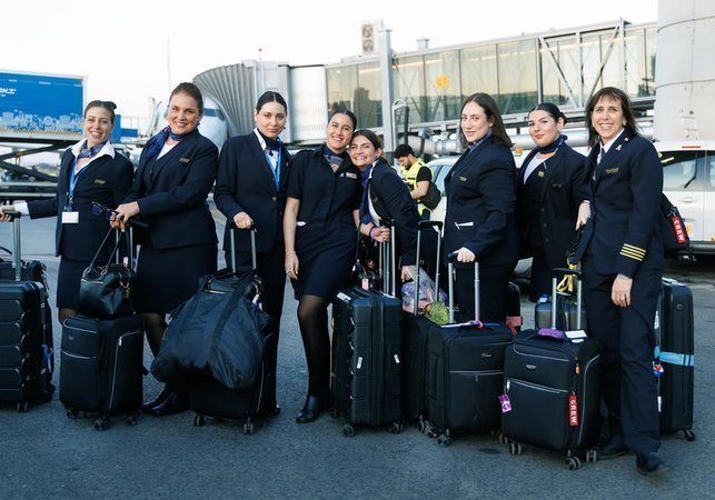 Бортпроводницы El Al по пути на рейс.