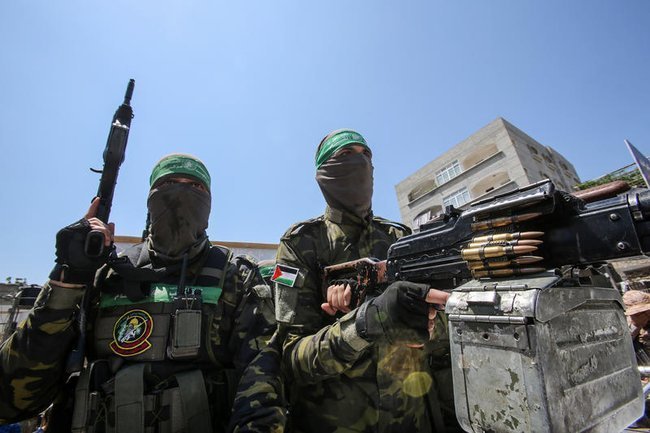 Вооруженные боевики ХАМАС на улицах Газы.