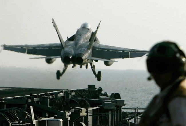 Истребитель F/A-18 Super Hornet взлетает с авианосца USS Abraham Lincoln