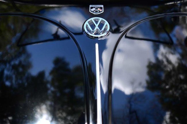 Значок Volkswagen на автомобиле модели «Жук».