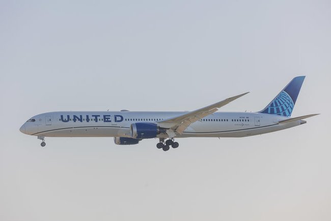 Самолет United Airlines в небе