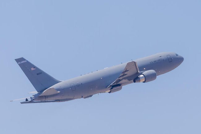 самолет ВВС США в небе