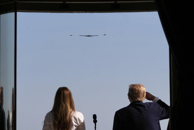 Президент и первая леди США наблюдают за полетом тяжелого американского бомбардировщика B-2 Spirit.