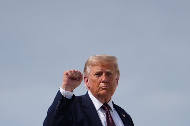 Дональд Трамп на борту самолета Air Force One.