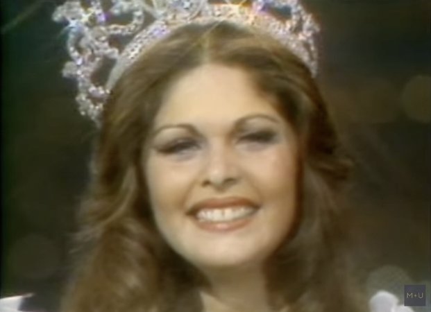 Рина Мор во время вручения титула Мисс Вселенная