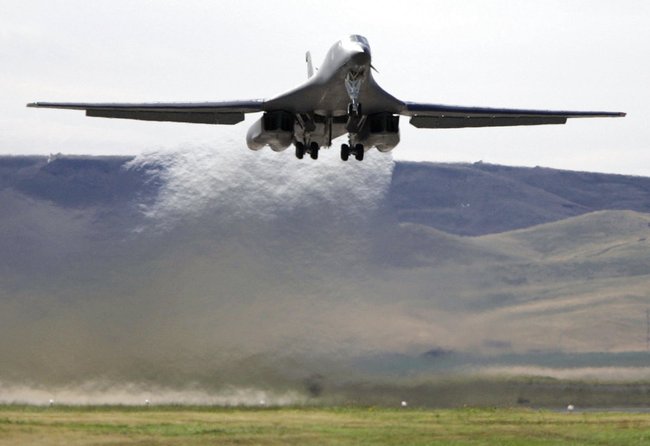 Бомбардировщик B-1 взлетает с авиабазы ​​Эллсуорт в Южной Дакоте