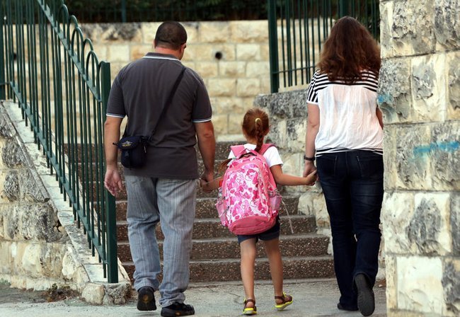 Родители ведут ребенка в школу