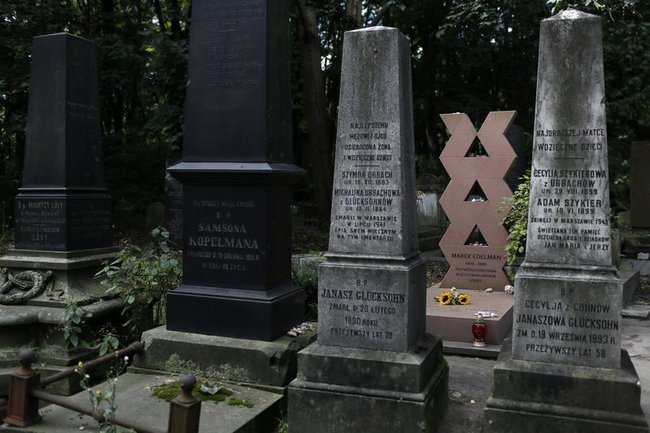 Могила Марека Эдельмана на еврейском кладбище на улице Окоповой в Варшаве