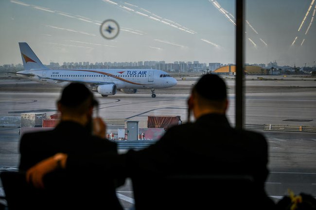 Пассажиры в терминале аэропорта Бен-Гурион ожидают свой рейс
