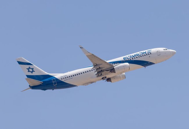 Самолет El Al взлетает из международного аэропорта Бен-Гурион