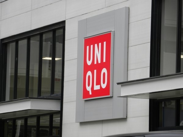 логотип бренда Uniqlo