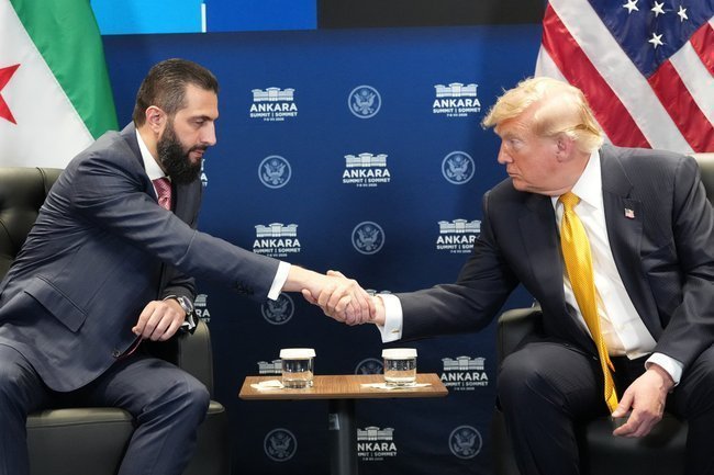 Президенты Сирии и США Ахмад аш-Шараа и Дональд Трамп.