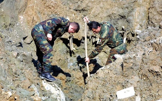 Итальянские саперы на месте обнаружения неразорвавшейся бомбы времен Второй мировой войны