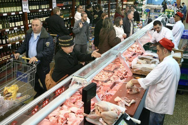 Прилавок с курицей в израильском супермаркете.