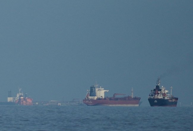 Нефтяные танкеры и грузовые суда в Ормузском проливе