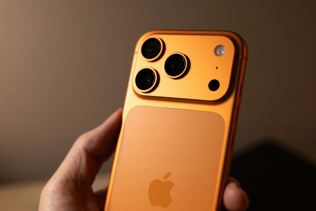 iPhone 17 в руках