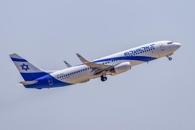 Самолет авиакомпании El Al в небе