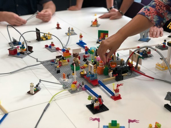 дети играют в LEGO