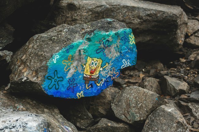 рисунок Губки Боба на камне