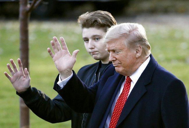 Дональд Трамп с сыном Бэрроном у Белого дома