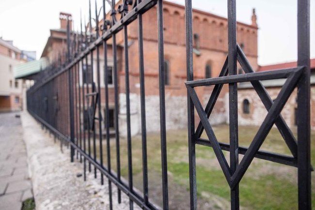 Решетка со звездой Давида в еврейском квартале Кракова.