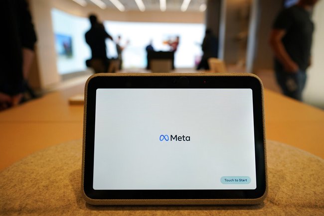Логотип Meta на экране планшета.