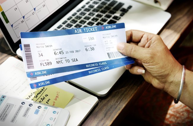 авиабилеты в руке 