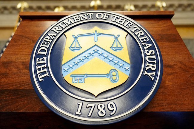 Герб министерства финансов США на трибуне, с которой Скотт Бессент заявил о начале операции «Экономический изгой».