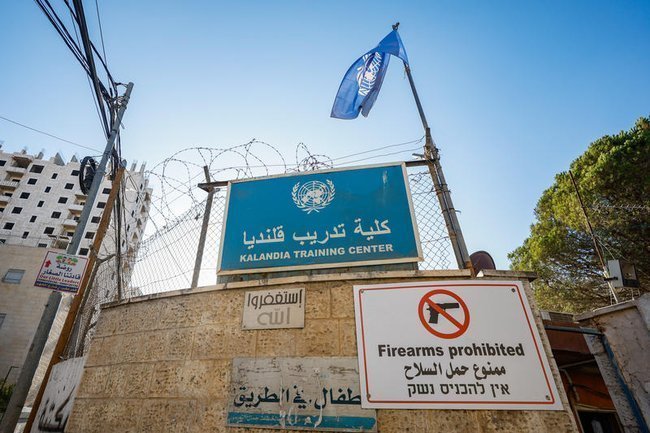 Офис агентства UNRWA в Каландии. Израиль запретил деятельность организации на своей территории и приступил к сносу здания.