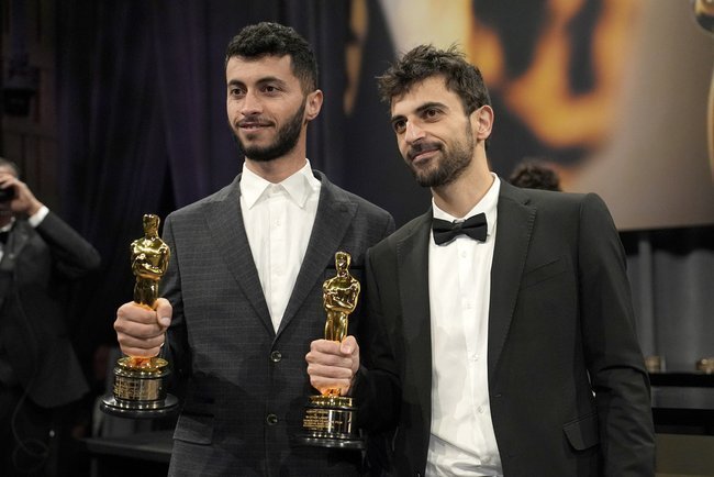 Юваль Абрахам (справа) и Басель Адра с «Оскарами» за фильм «Нет другой земли».