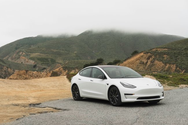 автомобиль марки Tesla