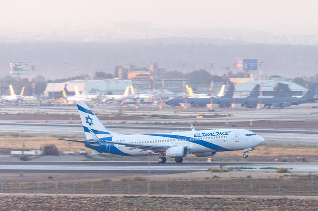Самолет EL AL вылетает из международного аэропорта Бен-Гурион