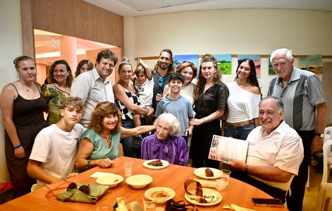 105-летие Эстер Нойвирт  в окружении семьи