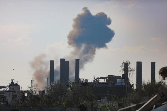 Дым, поднимающийся над Газа-сити после израильского удара.