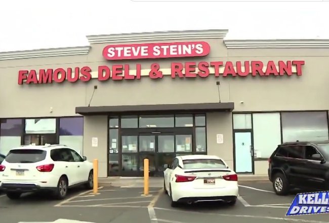Фасад магазина и ресторана Steve Stein's Famous Deli & Restaurant в Филадельфии.