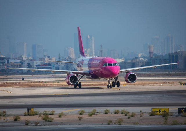 Самолет Wizz Air взлетает из международного аэропорта Бен-Гурион