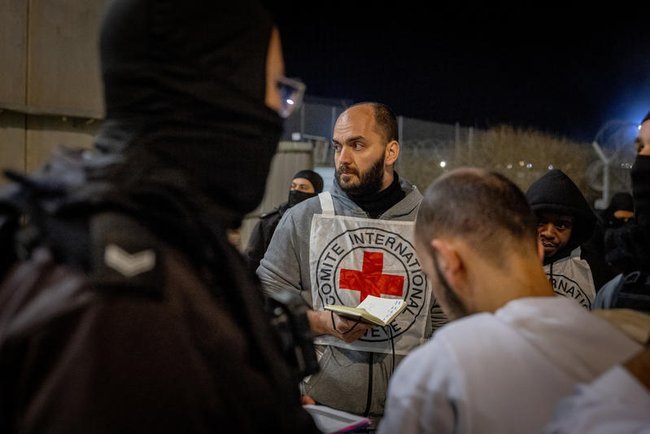 Сотрудник Красного Креста во время подготовки палестинских заключенных к освобождению в тюрьме «Кциот»