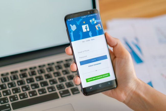 Приложение Facebook на смартфоне
