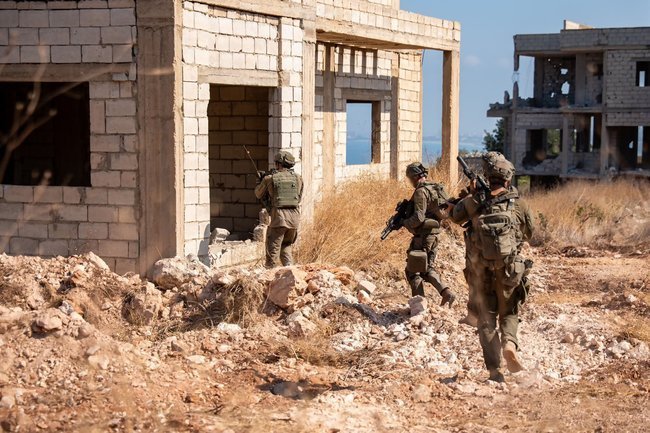Военные ЦАХАЛ заходят в строение на юге Ливана